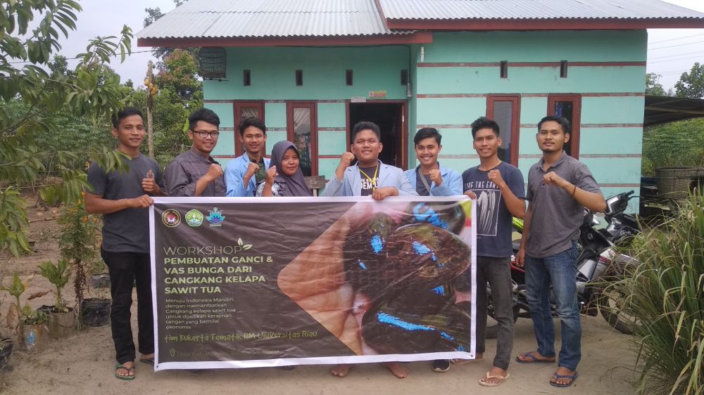 Mahasiswa Kukerta UNRI Buat Gantungan Kunci Dari Cangkang Kelapa Sawit