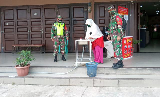 Jaga Jarak dan Ingat 3 M, Seruan Serda P. Sinaga Kepada Warga di RM Yuanda