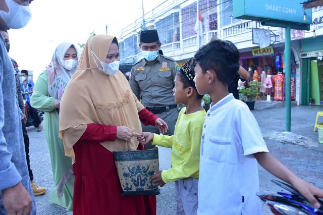 Bupati Bengkalis Dan Dekranasda Bagikan 100 Takjil Kepada Masyarakat