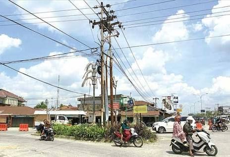PLN Segera Relokasi Tiang Listrik di Pertengahan Simpang Garuda Sakti Panam