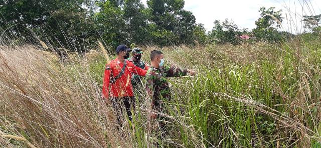 Babinsa Mandau Bersama Satu Orang Dari Manggala Agni Monitoring Karhutla di Wilayah Binaannya