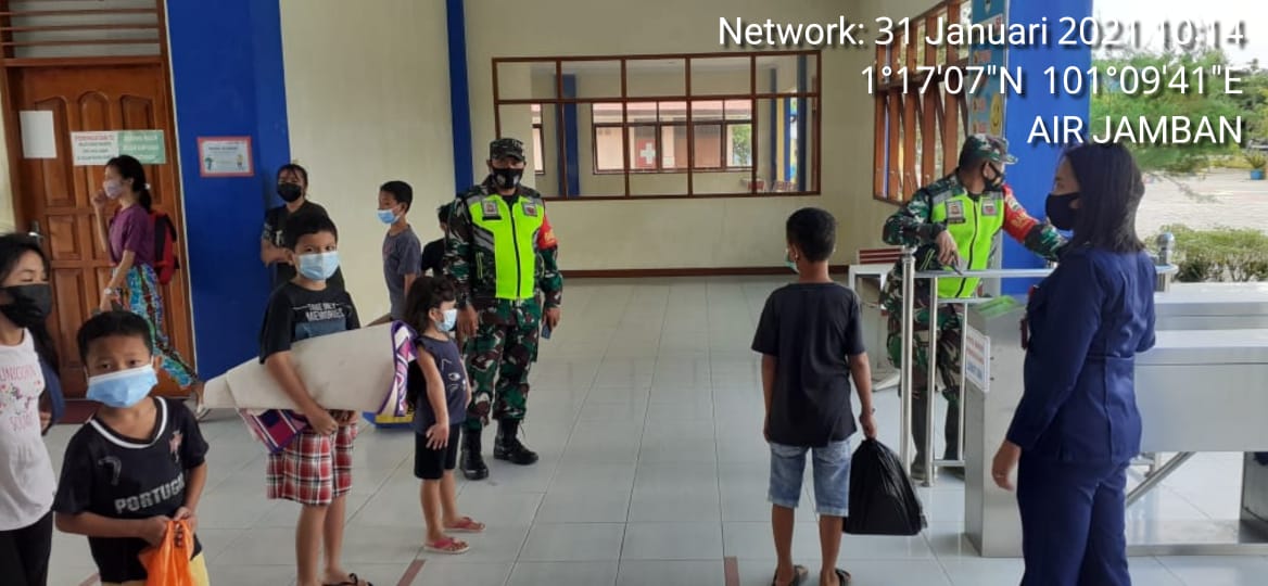 TNI Koramil 04/Mandau Siagakan Pendisiplinan Prokes C-19 di Waterboom Haratio Duri
