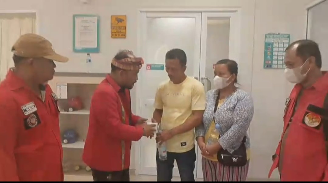 Pemuda Batak Bersatu Kab. Rohil Berikan Bantuan kepada Anak yang sedang sakit