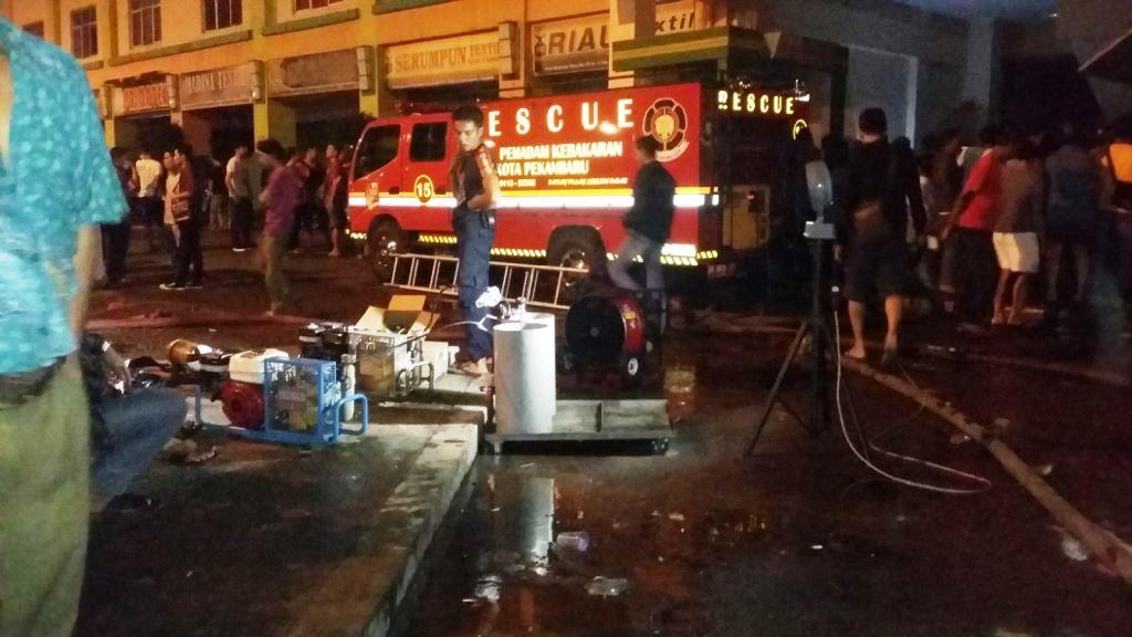 Damkar Pekanbaru Kesulitan Oksigen memadamkan Plaza Sukaramai