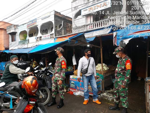 Pengunjung Pasar Dihimbau Babinsa Selalu Disiplinan 3 M Sesuai Prokes C-19