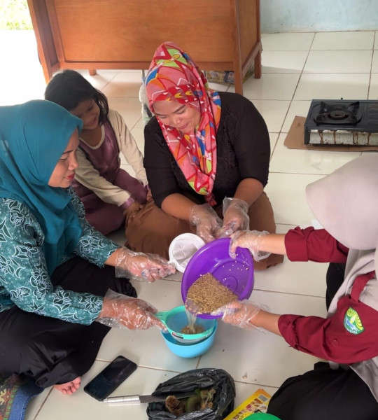 KKN UNRI 2024 Sosialisasikan Pembuatan Sirup Buah Pedada untuk Pemberdayaan Ekonomi Desa Rawa Mekar 