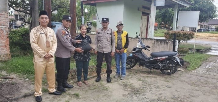 Polres Dumai Gelar Jumat Berkah ,Bagikan Sembako Kepada warga  Kurang Mampu.