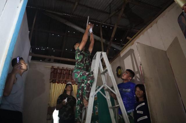 Sebagai Wujud Kemanunggalan TNI,,Satgas TMMD Bantu Perbaiki Listrik Rumah Warga