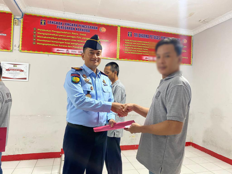 Hari Raya Khusus Waisak Enam Warga Binaan Terima Remisi.