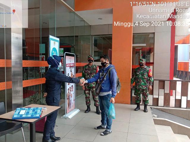 Terapkan 3 M Sesuai Prokes C-19,, Babinsa Cek Pengunjung di Mall City Mandau