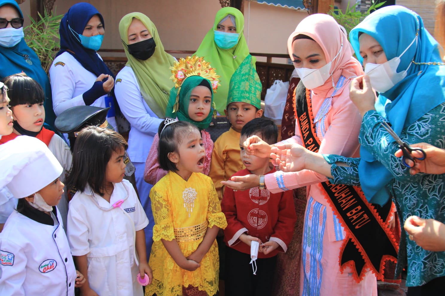 Ketua TP.PKK Kabupaten Labuhanbatu Memberikan Tetes Vitamin A Secara Simbolis
