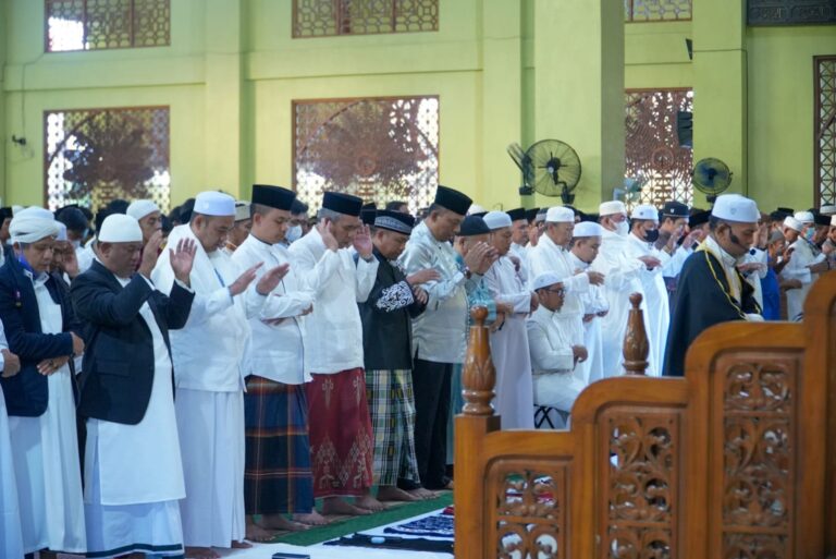 Bupati Kampar Laksanakan Shalat Idul Adha di Mesjid Islamic Center Bangkinang