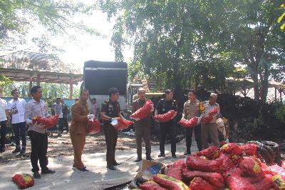 Polres Bengkalis Bongkar Sindikat Penyelundupan Bawang Merah dan Ban Bekas