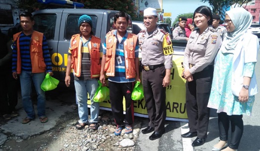Petugas Parkir Dikagetkan dengan Kedatangan Tim Jum'at Barokah Polresta Pekanbaru