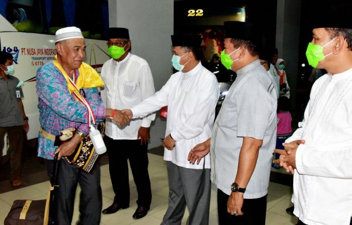 Wakil Bupati Inhil  Sambut Rombongan Haji Asal Inhil  di Embarkasi Batam