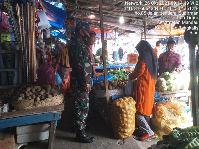 Babinsa Ingatkan Pengunjung Selalu Ikuti Protkes C-19 dan Jangan Pernah Abai Untuk Kesehatan Diri