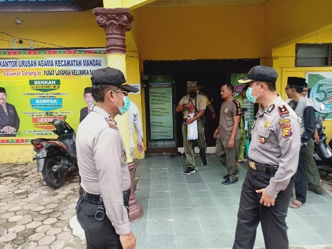 Cegah Covid 19,Jajaran Polsek Mandau  Semprot Disinfektan Di Pelayanan Publik