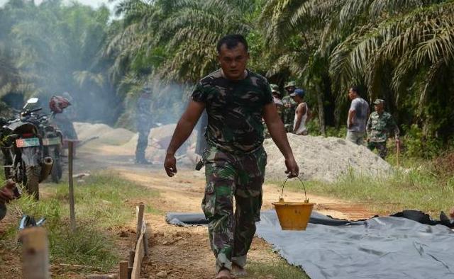 Penuh Semangat,,Lase Berbaur Bersama Masyarakat Kerjakan Semenisasi Jalan Sekolah Dusun III Semunai