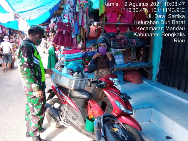 Terapkan Kegiatan Sesuai Prokes,,Babinsa Himbau Pengunjung Pasar Sartika Ikuti 3 M