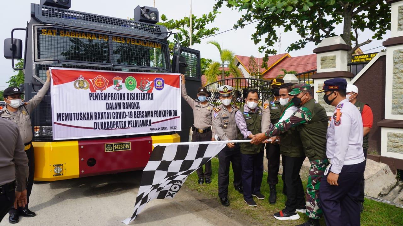 Polres Pelalawan Laksanakan Penyemprotan Cairan Disinfektan Massal 