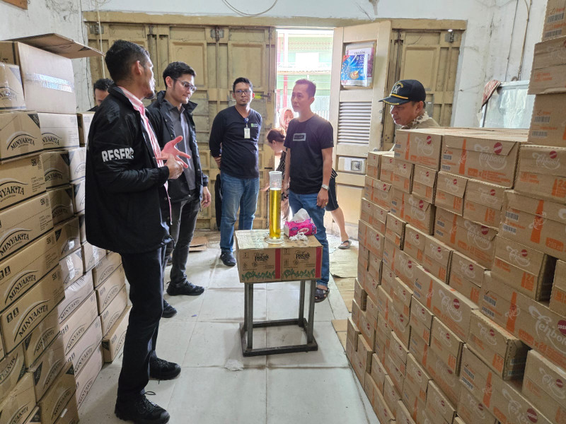 kasat Reskrim didampingi oleh Kanit tipiter Polres Dumai, bersama Unit Metrologi Legal A Dumai, Laku