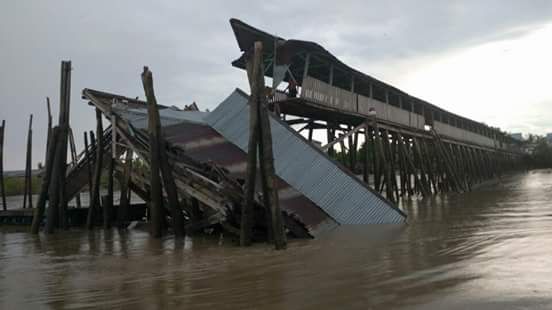 Bupati Irwan Nasir Tinjau Jembatan Pelabuhan Runtuh