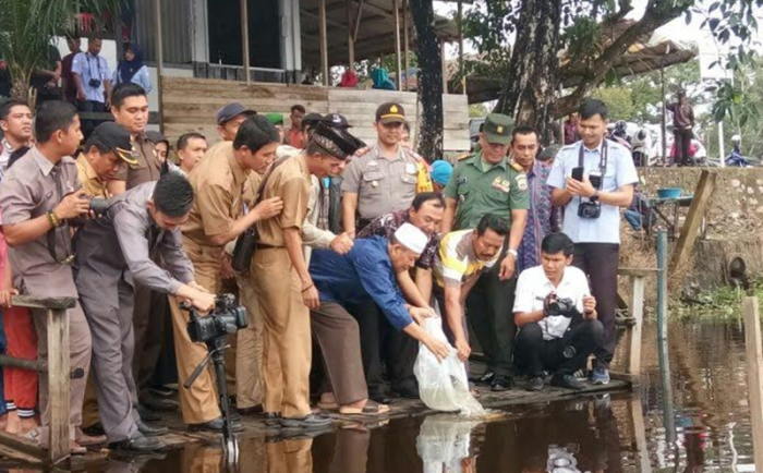 100.000 Benih Ikan Dilepas di Kawasan Danau Bokuok