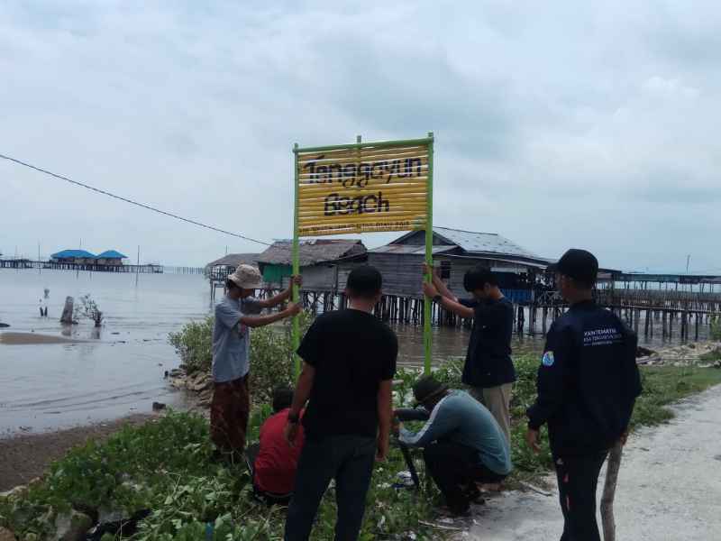 Mahasiswa Kukerta UNRI Kembangkan Potensi Pantai Tenggayun
