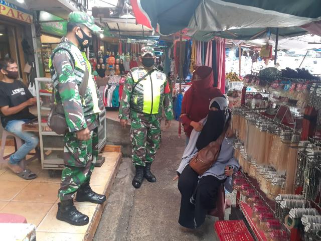 Serka Agusliadi Bersama Tim Satgas C-19 Imbau Warga Untuk selalu Ingat 3 M di pasar Sartika Duri