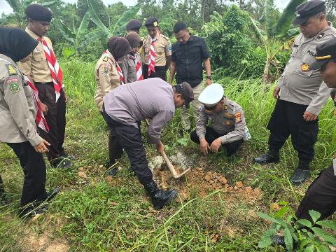 Wujudkan Kelestarian Alam,Polsek Mandau Bersama Pramuka Saka Bhayangkara Gelar Tanam Pohon Serentak