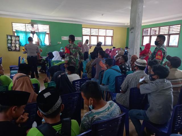 TNI Koramil 03/Mandau Lakukan Pendampingan Vaksinasi di MTSN 02 Desa Petani