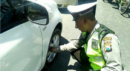 Jangan Parkir Sembarangan ! Ntar Ban Mobil Digembosi