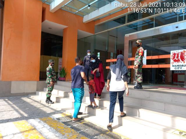 TNI Koramil 04/Mandau Cek Pengunjung Mall City Mandau Disiplin 3 M Sesuai Prokes  C-19