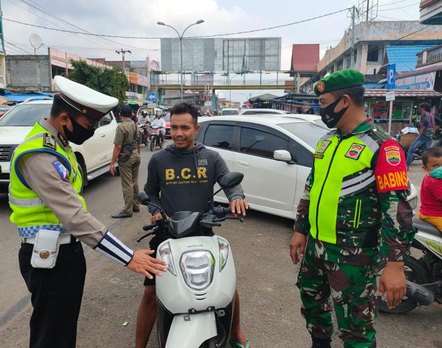 TNI/Polri Lakukan Pendisiplinan dan Pengecekan Wajib Masker di Pasar Sartika