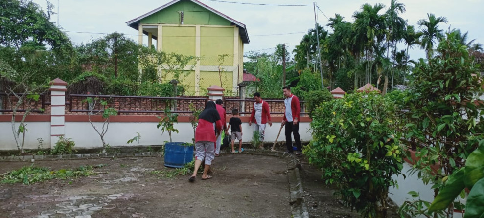 Muhammad Toha Gotong Royong Bersihkan Pekarangan Kantor Desa Lereng, Wujudkan Desa yang Bersih dan A