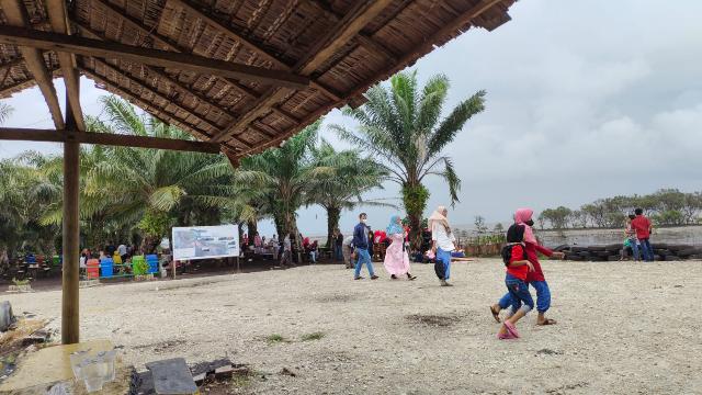 Pantai Wisata Raja Kecil Muntai Di Padati Masyarakat Luar Daerah