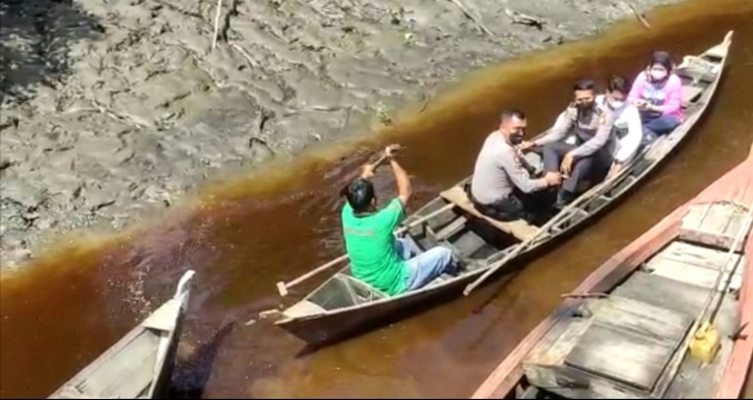 Berangkat dengan Menggunakan Sampan, Vaksinasi Covid-19 Sasar Suku Akit di Desa Batin Suir