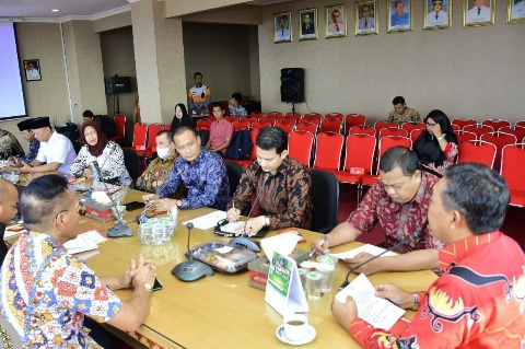 TP PKK Kecamatan dan Desa Bagi-bagi Vitamin C dan Masker Gratis di Apresiasi DPRD Bengkalis