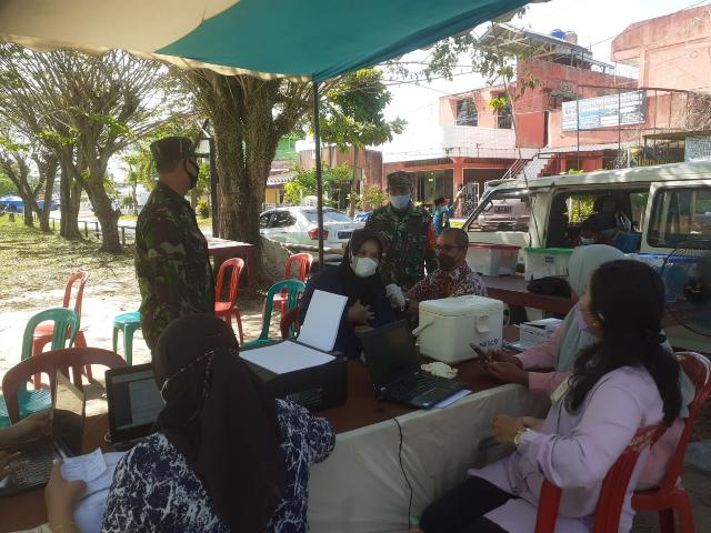 Demi Percepatan Vaksinasi, Babinsa Lakukan Pendampingan UPT Puskesmas Pematang Pudu