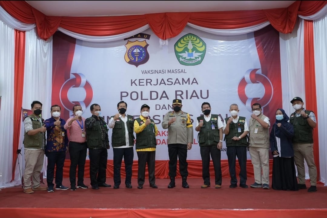 Polda Riau Salurkan vaksinasi Massal di Kampus UNRI