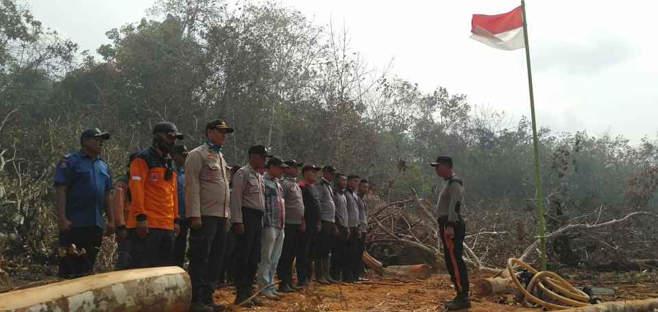 Tim Gabungan Kibarkan Bendera Merah Putih di Lokasi Karhutla