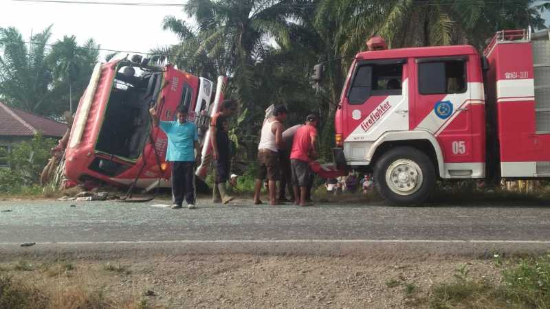 Seorang Petugas Damkar Tewas di Tempat Akibat Mobil Terbalik