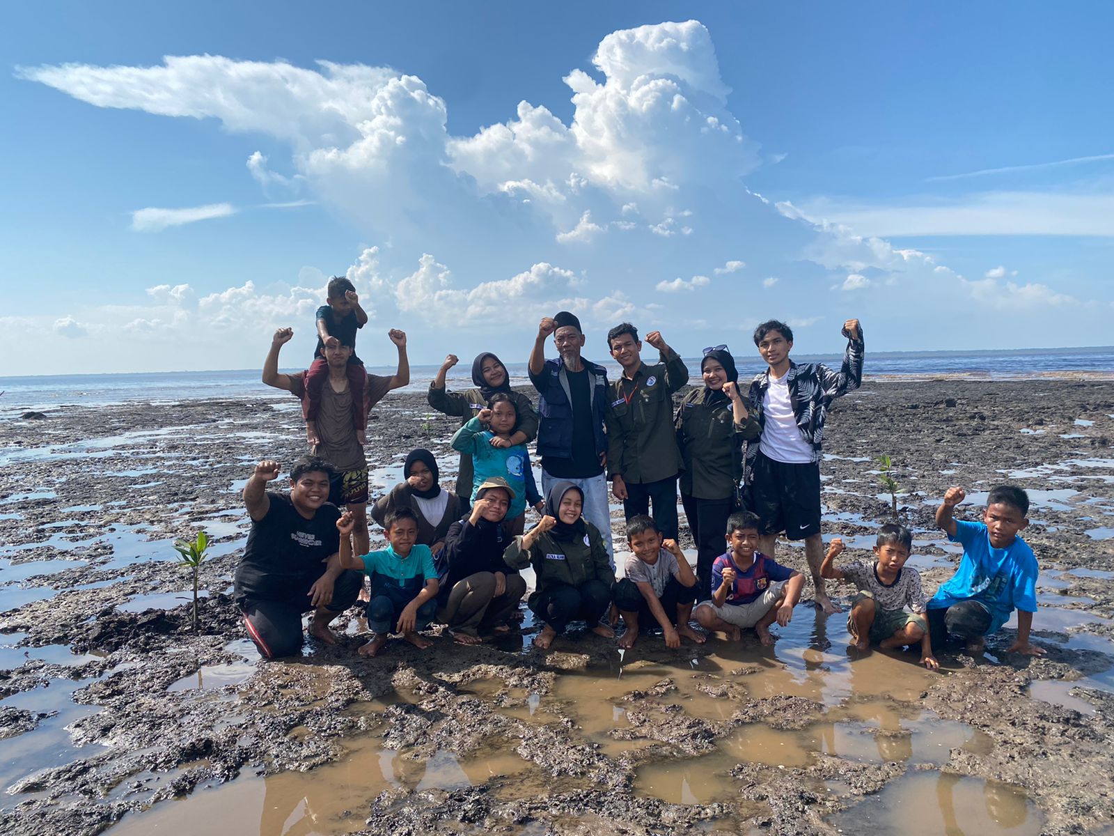 Mahasiswa KKN UNRI Melakukan Sosialisasi dan Penanaman Bibit Bakau di Pantai Legenda Kel. Pelintung