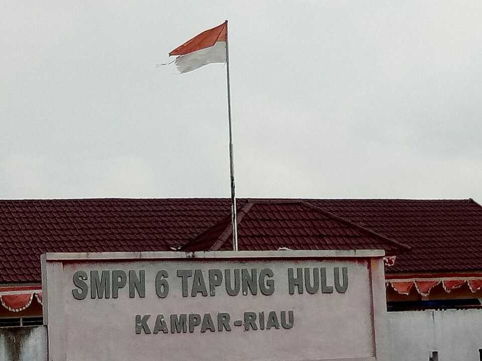 SMPN 6 Tapung Hulu-Kampar Pasang Bendera Merah Putih Sobek