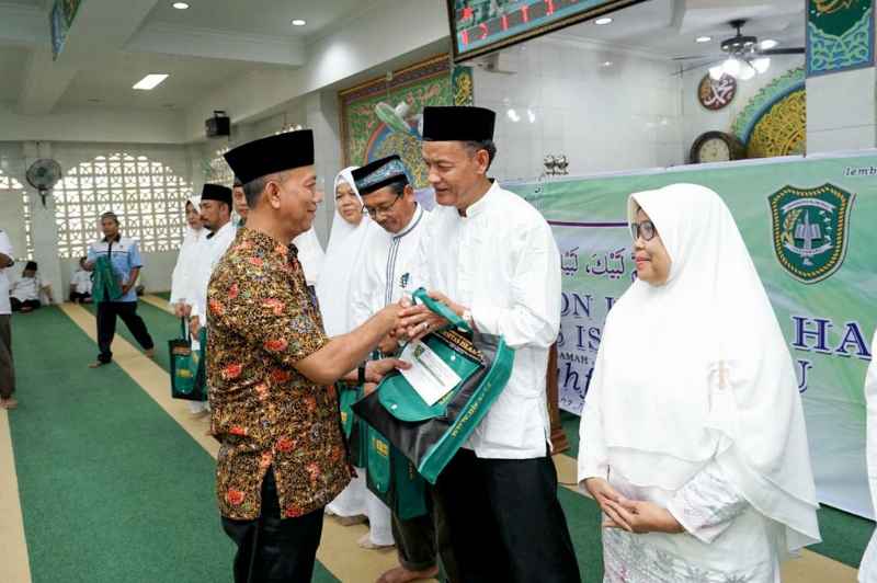 Rektor Lepas Civitas Akademika UIR ke Tanah Suci