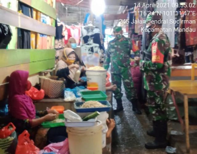 Serma Suprapto Cek Pedagang dan Pengunjung Pasar Agar Patuh Prokes C-19