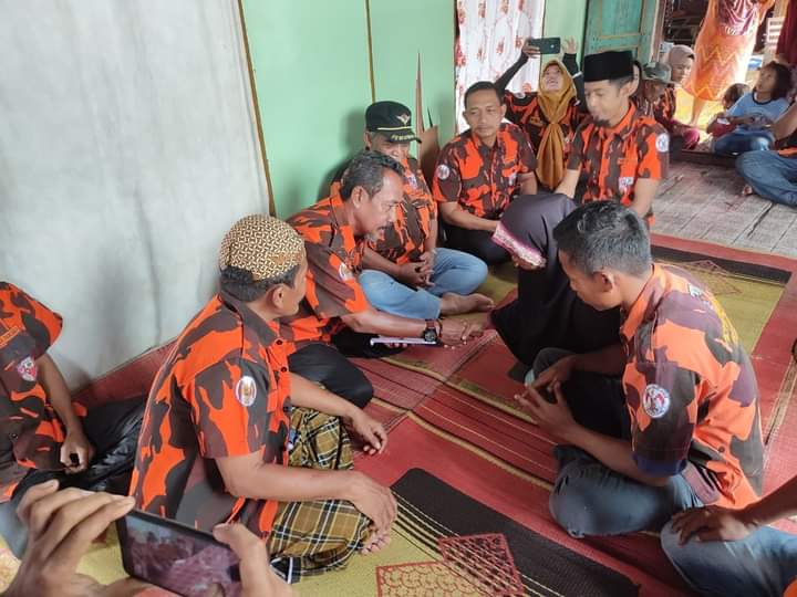 MPC Pemuda Pancasila Kabupaten kepulauan Meranti Berikan Bantuan Moril dan Materi kepada keluarha Ro