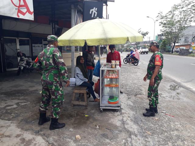Babinsa Koramil 03/Mandau Bagikan Masker Gratis dan Himbau Masyarakat Tentang Protkes