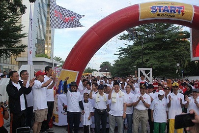Gubri Lepas 700 Peserta Jalan Sehat iB Vaganza di Halaman Bank Riau Kepri