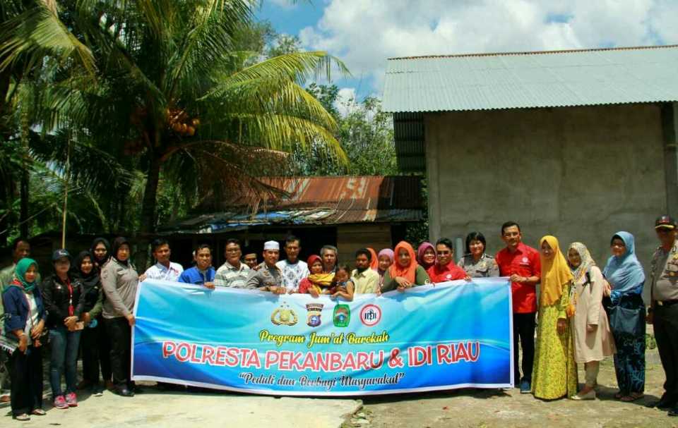 Trenyuh Keluarga Maddali Daulay Disambangi Jum'at Barokah Polresta Pekanbaru